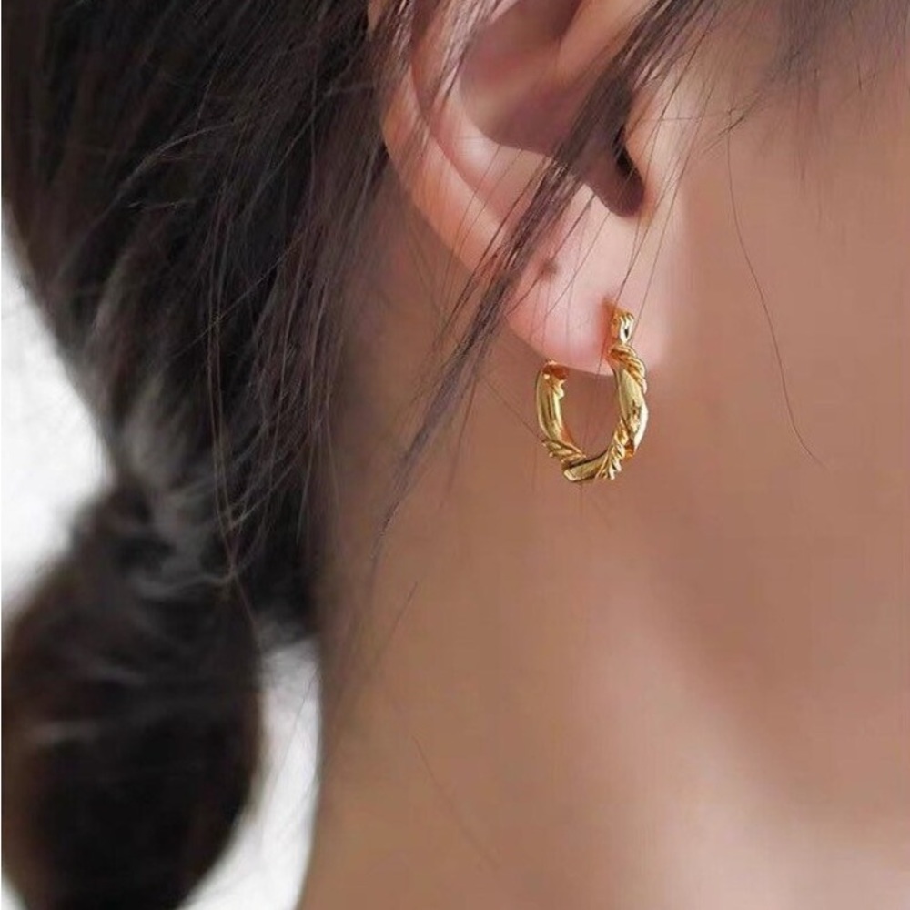 18K Gold Twist Rope Ribbon Hoops